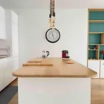 Spacious 4P Apartment Madeleine Department Stores